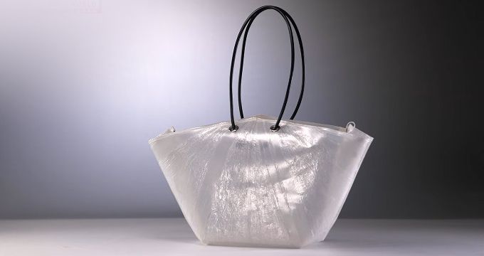 Payung yang terbuat dari limbah payung plastik di Jepang.